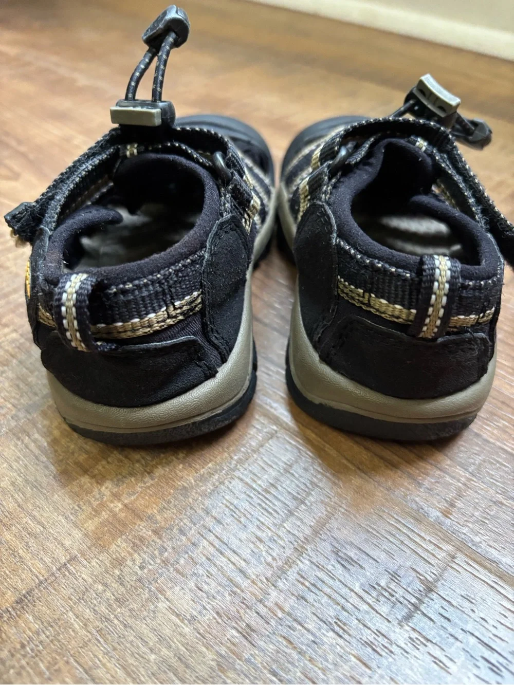 Keens Newport H2 Kids Sandal Black and Tan Outdoor hiking Closed-Toe size 10
